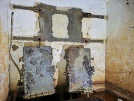 Ligne Maginot - B3 - (Chambre de coupure) - Les deux boîtiers répartiteurs TM-32, modernisés après-guerre, toujours présents.

Relevés pour la photo, ils étaient au sol, prouvant soit que des travaux étaient inachevés, soit qu'ils se sont effondrés après le pourrissement de leur support en bois.