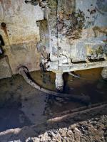 Ligne Maginot - B3 - (Chambre de coupure) - Arrivée (ou départ) des câbles téléphoniques au centre de la chambre de coupure (sous les répartiteurs)
2 câbles en sortent.