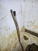 Ligne Maginot - B3 - (Chambre de coupure) - Câble sectionné et isolé de manière provisoire.
Preuve que des travaux n'étaient pas terminés.