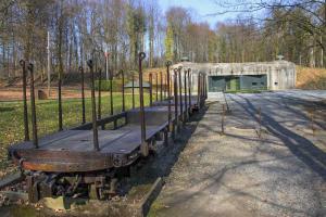 Ligne Maginot - SCHOENENBOURG - (Ouvrage d'artillerie) - Entrée munitions
L'entrée munitions avec la voie ferrée de 60 qui l'alimentait depuis les dépôts situés sur les arrières et une plateforme d'artillerie Pechot  mle 1888