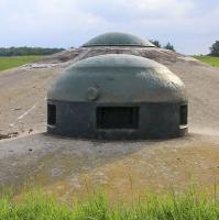 Ligne Maginot - SCHOENENBOURG - (Ouvrage d'artillerie) - Bloc 2
Tourelle de mitrailleuses et cloche GFM type A à l'avant plan
