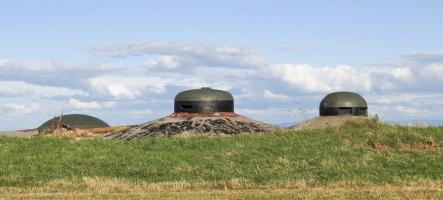 Ligne Maginot - SCHOENENBOURG - (Ouvrage d'artillerie) - Bloc 4
Cloche observatoire d'artillerie type VDP au premier plan
Cloche GFM type A (à droite) et tourelle de 75 au second plan