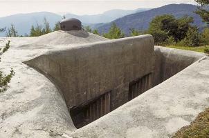 Ligne Maginot - MONTE GROSSO (MG) - E02 - (Ouvrage d'artillerie) - Bloc 4
Face nord-est (gauche).
Créneaux de mortier de 81 mm en fossé