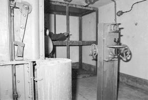 Ligne Maginot - MONTE GROSSO (MG) - E02 - (Ouvrage d'artillerie) - Bloc 4
Magasins à l'étage inférieur du bloc.
Appareillage pour visser la queue des munitions de 81mm après 'réglage'