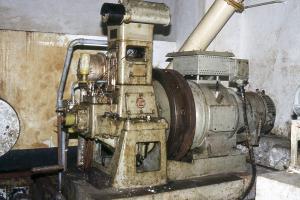 Ligne Maginot - MONTE GROSSO (MG) - E02 - (Ouvrage d'artillerie) - Usine, le groupe auxiliaire CLM 108 avec son alternateur
Années 1980