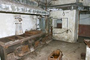 Ligne Maginot - BOIS d'ESCHERANGE - X3 (Quartier Kanfen - I/169°RIF) ( Abri ) - La cuisine
La cuisinére à charbon et au second plan, la chaudiére vapeur