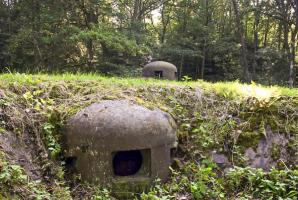 Ligne Maginot - HOLBACH - (Casemate d'infanterie) - La cloche mitrailleuses au premier plan, une cloche GFM à l'arrière
