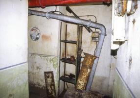 Ligne Maginot - COUME ANNEXE SUD - A32 - (Ouvrage d'infanterie) - Bloc 2
A gauche la fresque, à droite l'accès à la cloche JM