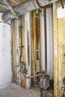 Ligne Maginot - BOIS DE CATTENOM - X14 - (Abri) - Cloche GFM de gauche
Le contre-poids de la plateforme mobile  et la caisse à douille avec son ventilateur d'extraction.