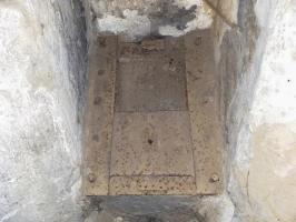 Ligne Maginot - KUBELMUEHLE 1 (AVANT POSTE) - (Blockhaus pour canon) - Goulotte lance-grenade de défense de l'entrée (volet fermé)