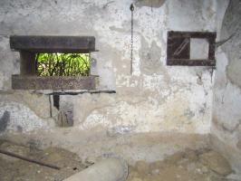 Ligne Maginot - KUBELMUEHLE 2 (AVANT POSTE) - (Blockhaus pour canon) - Chambre de tir mitrailleuse. Le créneau et legoulotte lance-grenade