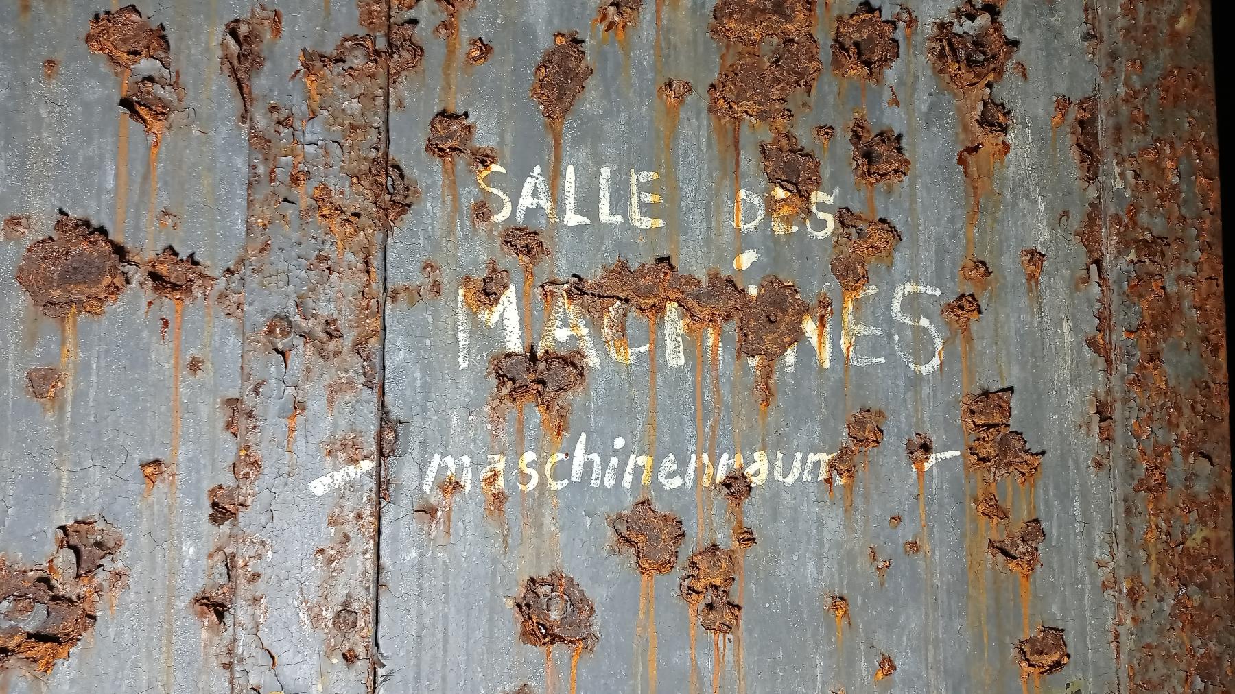 Ligne Maginot - FROHMUHL (PC DU QUARTIER KAPELLENHOF - II/153° RIF) - (Abri) - Détail des inscriptions: SALLE DES MACHINES
-maschinenraum- - Baptiste Gaudin