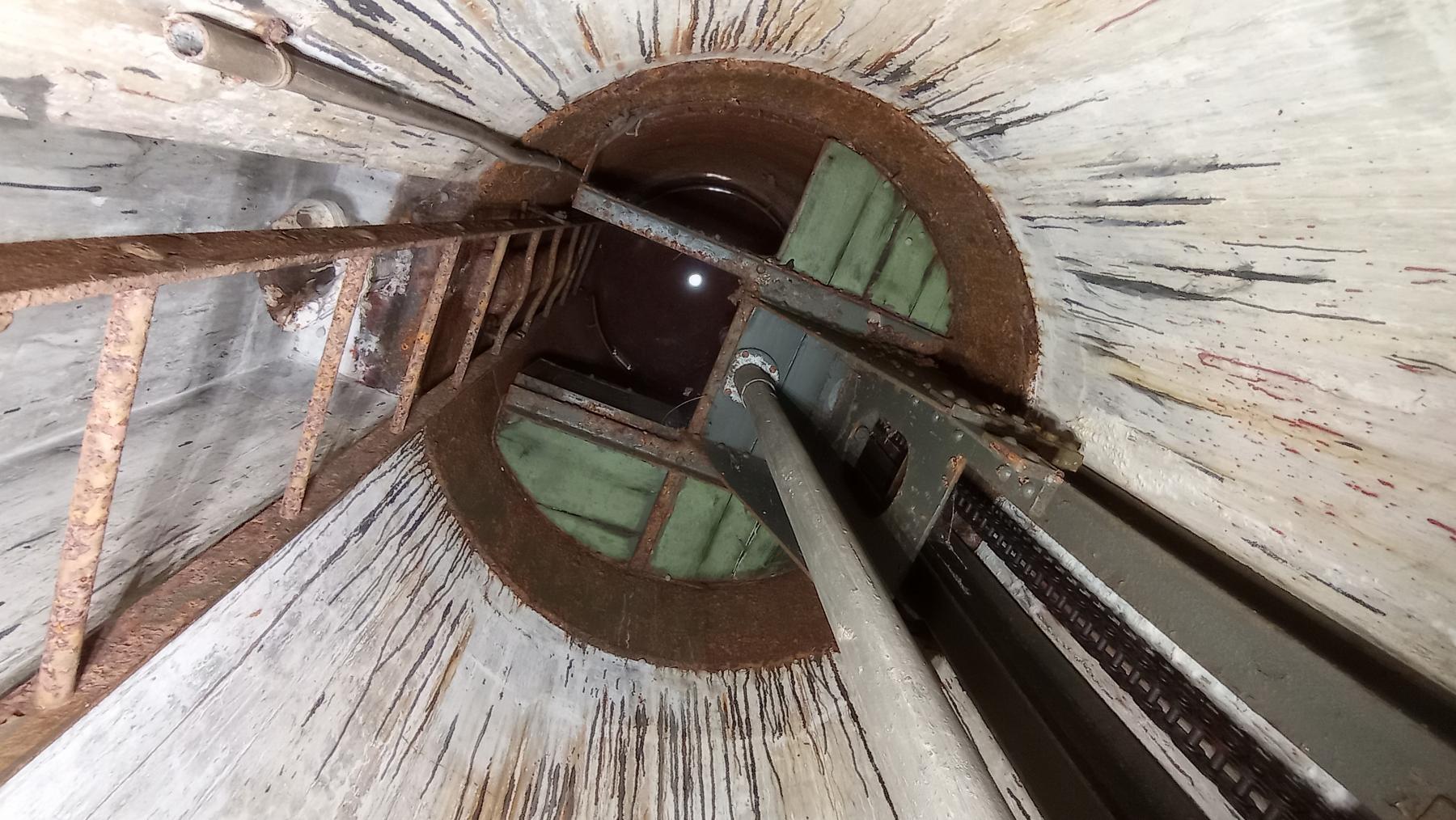 Ligne Maginot - FROHMUHL (PC DU QUARTIER KAPELLENHOF - II/153° RIF) - (Abri) - Vue de dessous du plancher montant de la cloche GFM du coffre Est - Baptiste Gaudin