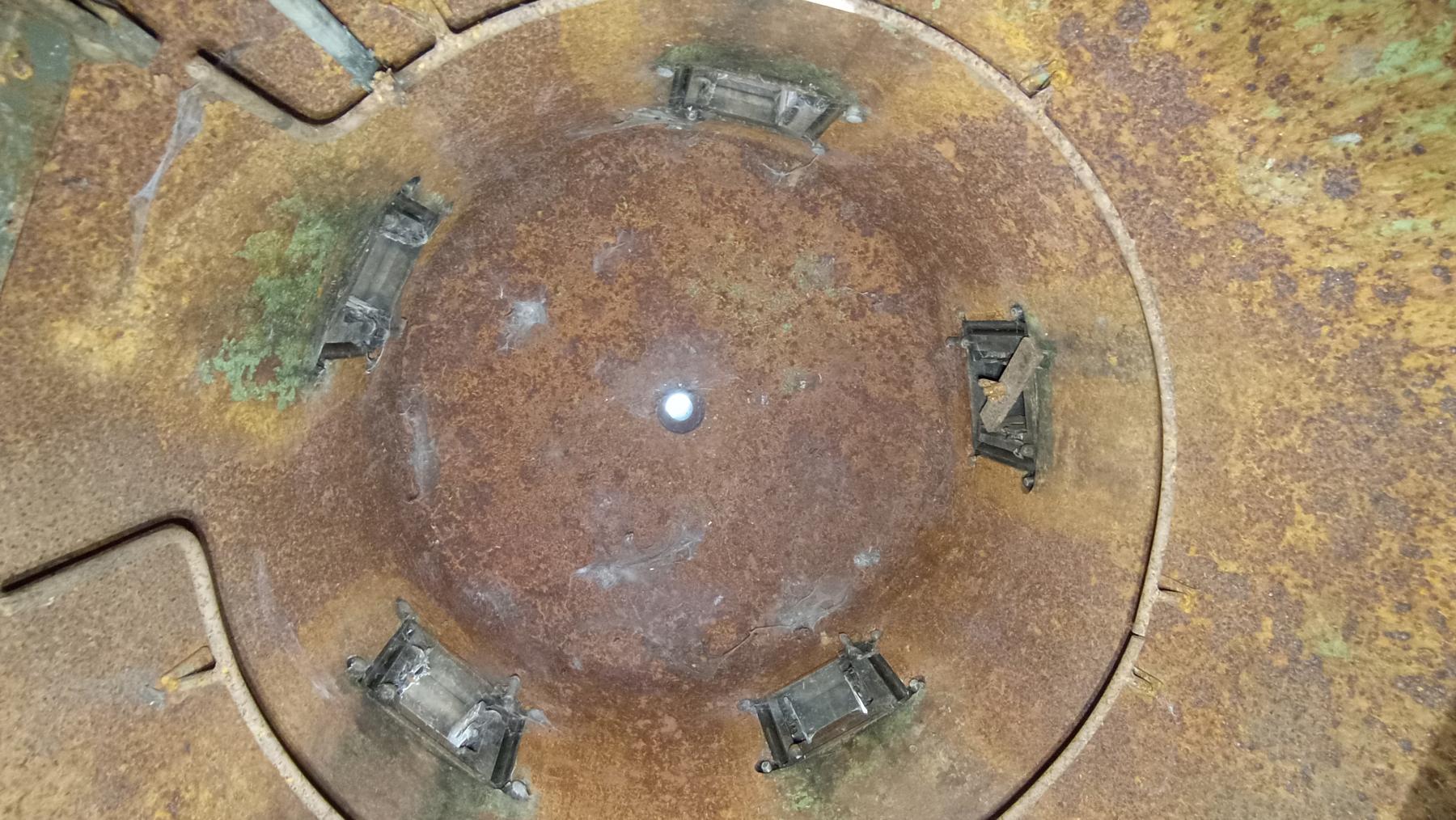 Ligne Maginot - FROHMUHL (PC DU QUARTIER KAPELLENHOF - II/153° RIF) - (Abri) - Vue de dessous de la cuirasse et des créneaux de la cloche GFM du coffre Est - Baptiste Gaudin