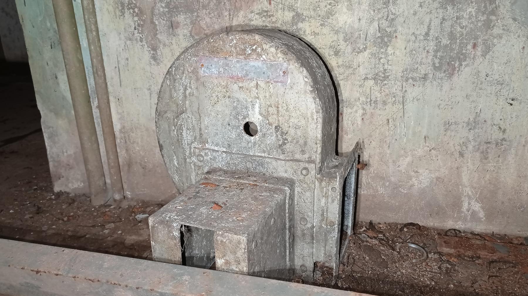 Ligne Maginot - FROHMUHL (PC DU QUARTIER KAPELLENHOF - II/153° RIF) - (Abri) - Carter de ventilation de la cloche G.F.M. du bloc d'entrée Est  - Baptiste Gaudin
