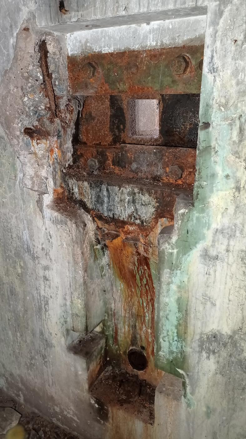 Ligne Maginot - FROHMUHL (PC DU QUARTIER KAPELLENHOF - II/153° RIF) - (Abri) - Créneau de protection du coffre Est pour Fusil Mitrailleur modèle 24 29  - Baptiste Gaudin