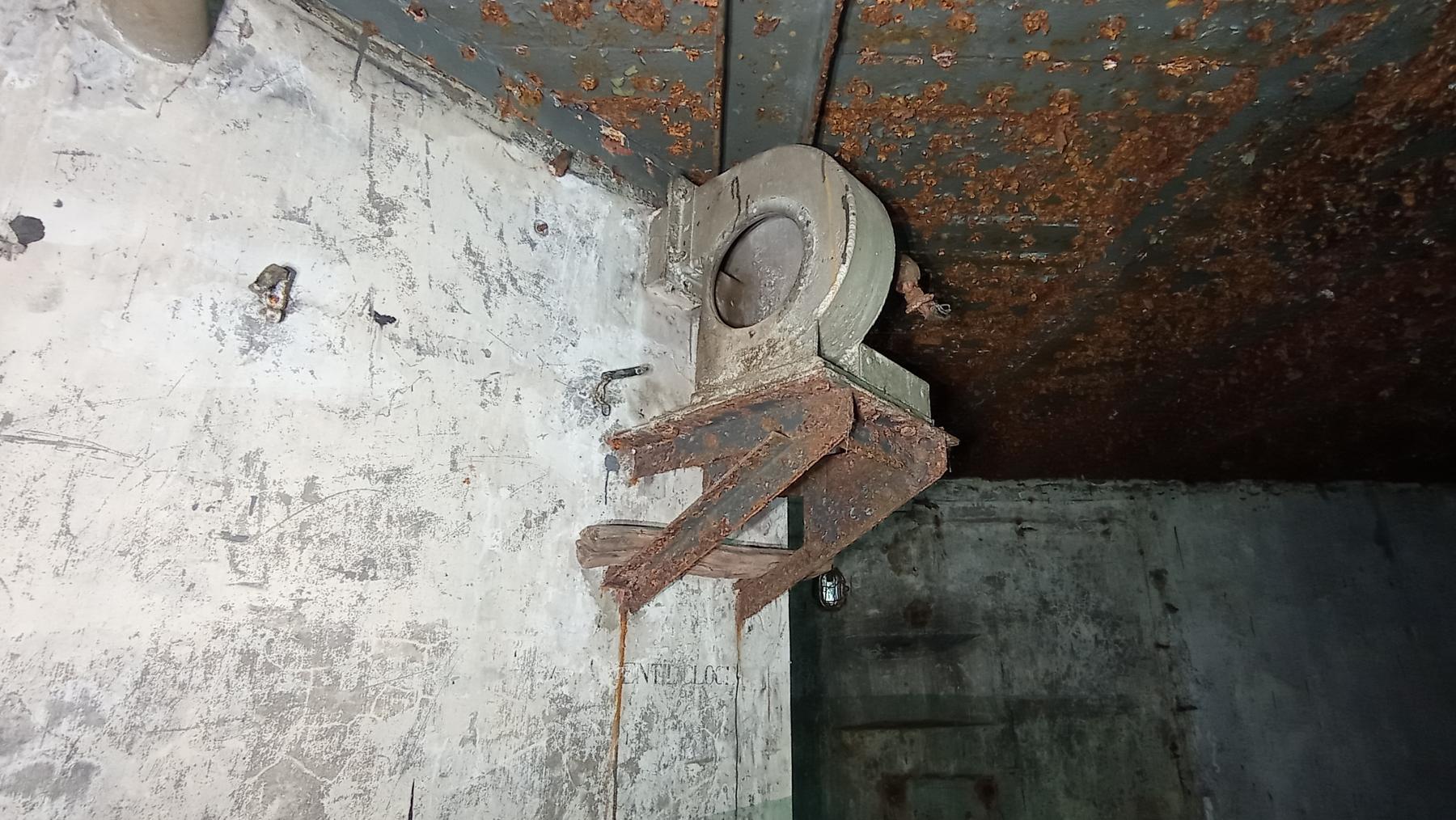 Ligne Maginot - FROHMUHL (PC DU QUARTIER KAPELLENHOF - II/153° RIF) - (Abri) - Carter de Ventilation installé sur son support  au coffre d'entrée Ouest  - Baptiste Gaudin