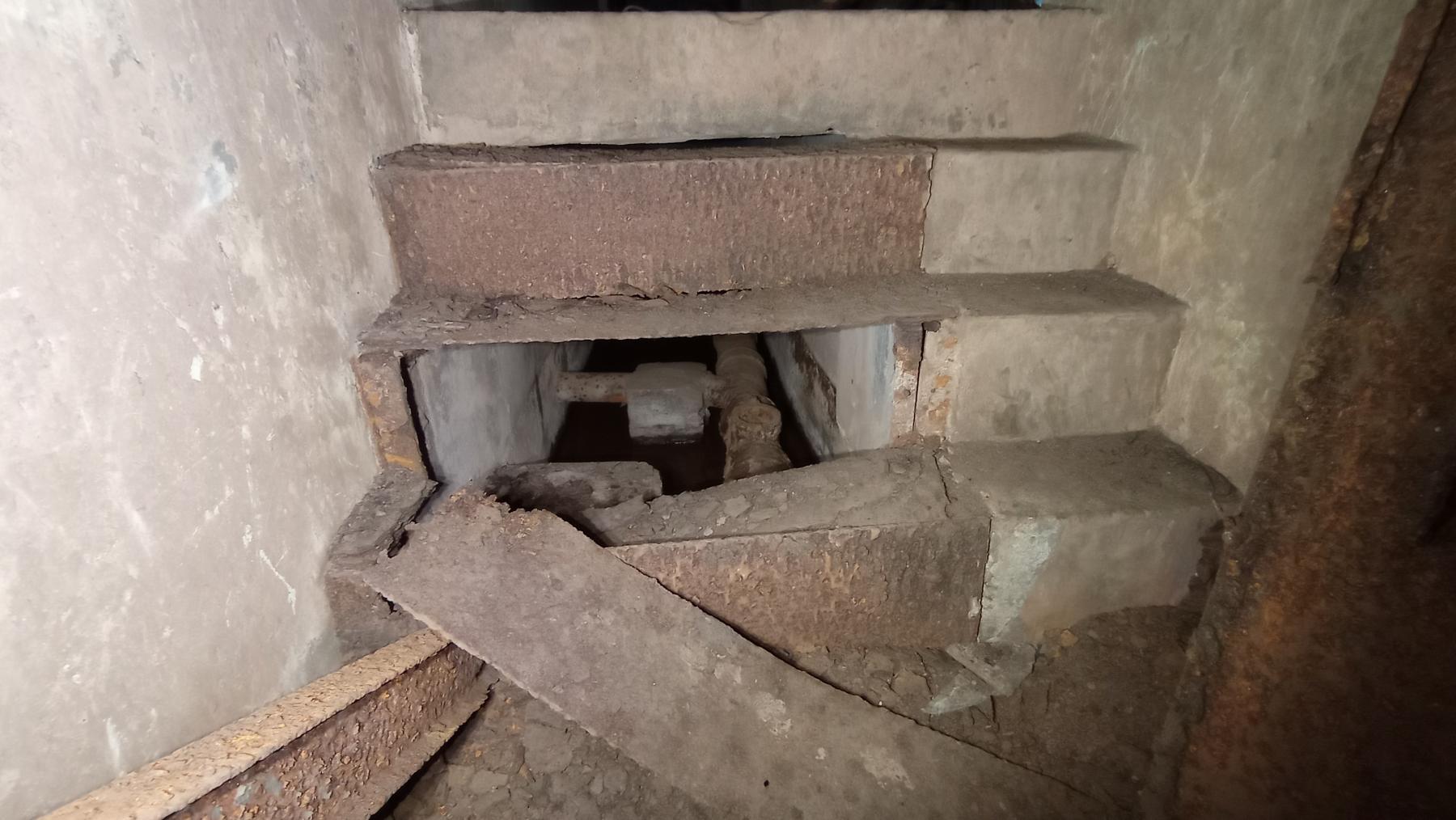 Ligne Maginot - FROHMUHL (PC DU QUARTIER KAPELLENHOF - II/153° RIF) - (Abri) - Escalier menant a l'entrée de l'égout - Baptiste Gaudin