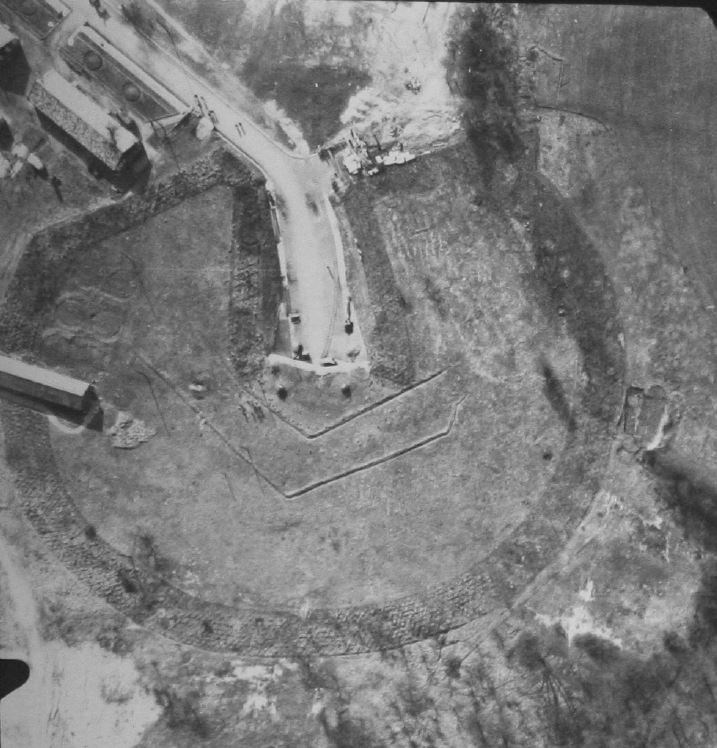 Ligne Maginot - BILLIG - A18 - (Ouvrage d'artillerie) - Entrée Mixte
Noter les bâtiments du casernement léger sur la droite.

Vue aérienne prise le 04/03/40 lors d'une mission de reconnaissance d'un appareil du GAO 2/514. 
Observateur Aspt Chmilewsky - Pilote Chef Reinhart - Aspt Chmilewsky