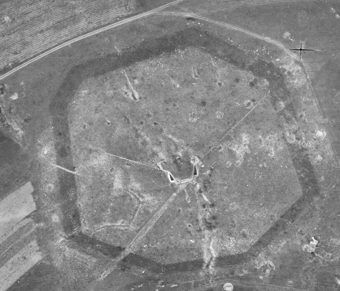 Ligne Maginot - ACHEN NORD EST - (Casemate d'infanterie - double) - Vue aérienne de la casemate en juin 1950. Les cratères des bombardements allemands sont encore bien visibles. - IGN - Géoportail 1950