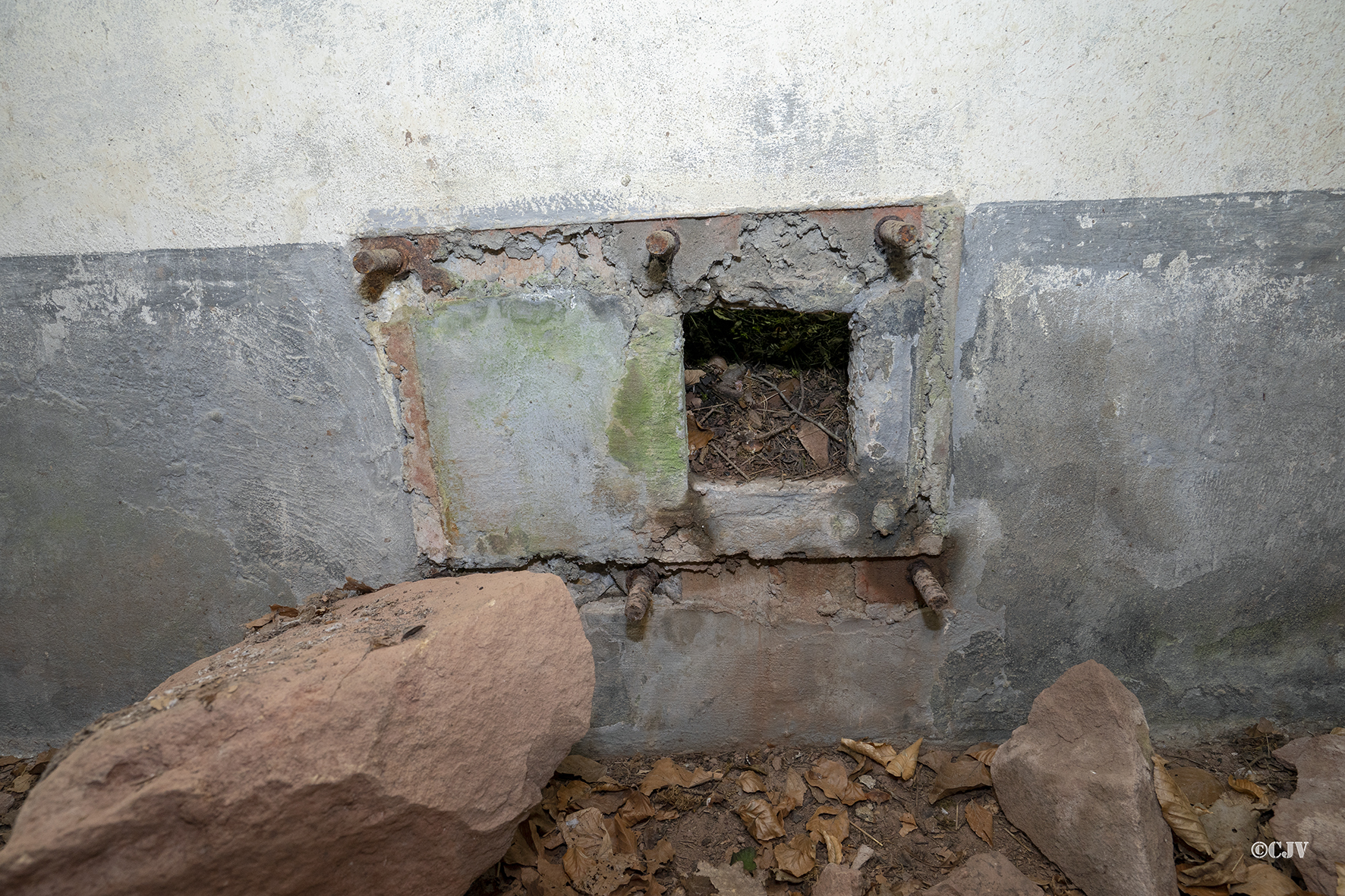 Ligne Maginot - FM47 - NONNENHARDT EST 4 - (Blockhaus pour arme infanterie) - Créneau de pied - Lia VERMEULEN