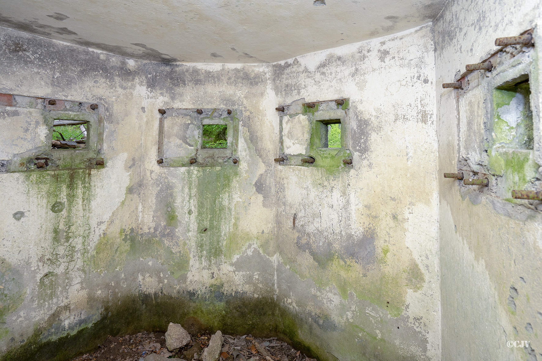 Ligne Maginot - FM48 - NONNENHARDT EST 5 - (Blockhaus pour arme infanterie) - Créneau arrière droit et frontaux - Lia VERMEULEN