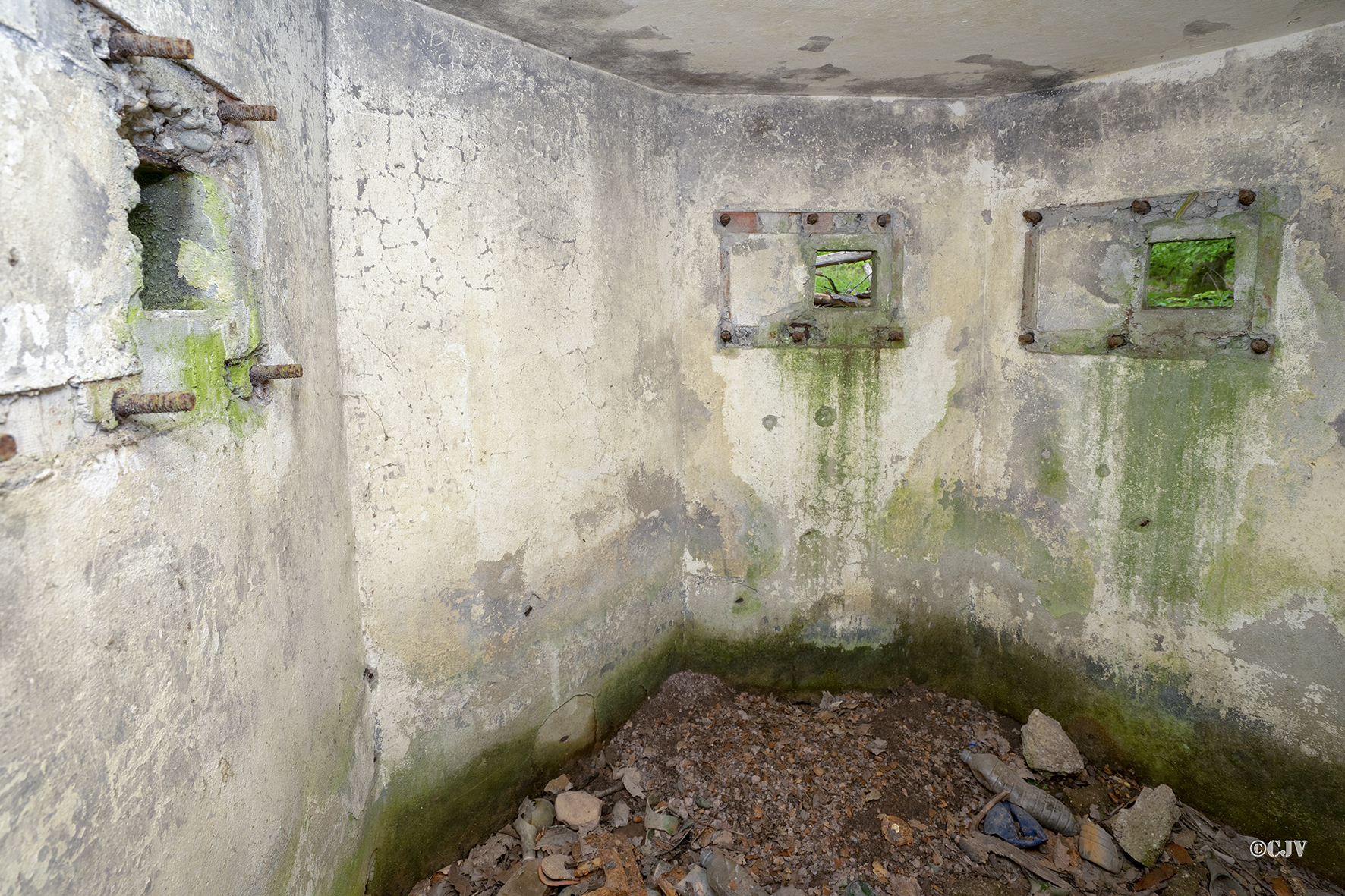 Ligne Maginot - FM48 - NONNENHARDT EST 5 - (Blockhaus pour arme infanterie) - Créneaux arrière gauche et frontaux - Lia VERMEULEN
