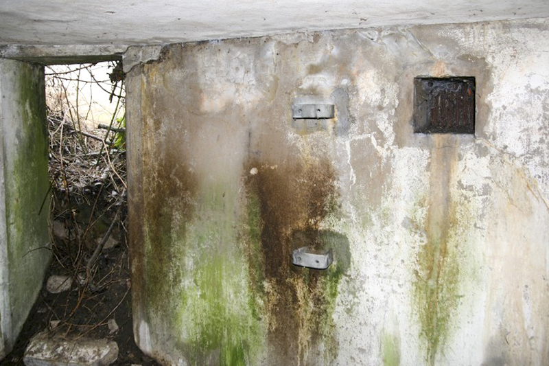 Ligne Maginot - PFAFFENBRONN 8 - (Blockhaus pour arme infanterie) - L'entrée et le support du ventilateur - GRUBER Franck