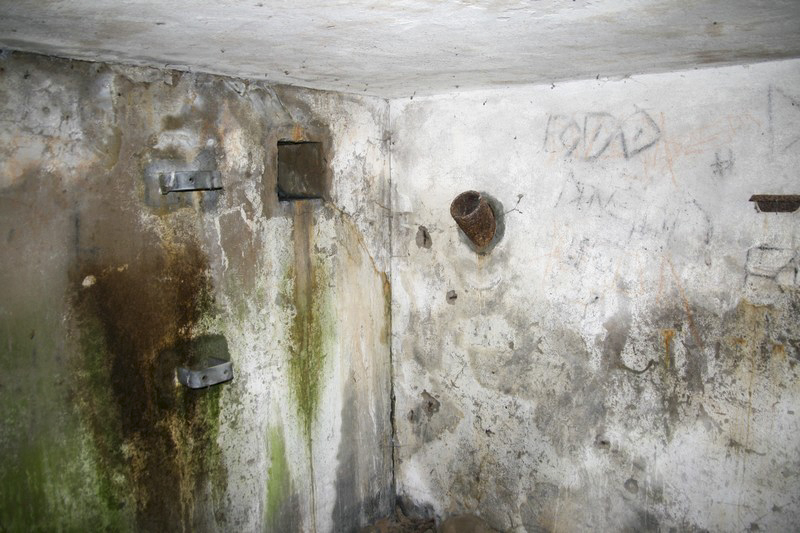 Ligne Maginot - PFAFFENBRONN 8 - (Blockhaus pour arme infanterie) - Support du ventilateur et goulotte à grenades - GRUBER Franck