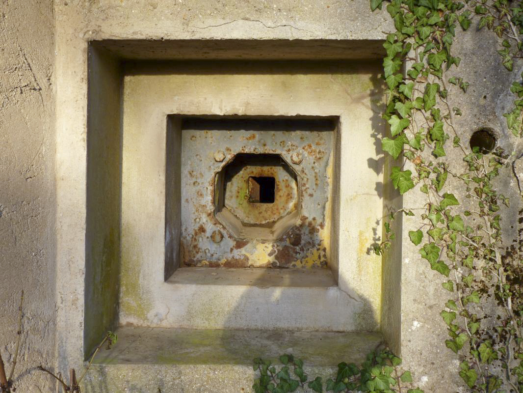 Ligne Maginot - PETERSBERG - X4 - (Abri actif) - Créneau pour fusil mitrailleur - Aditus