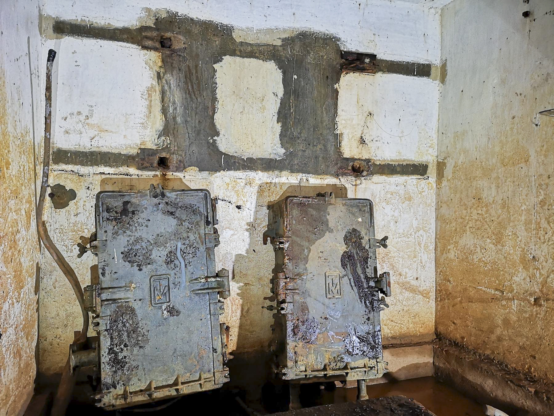 Ligne Maginot - B3 - (Chambre de coupure) - Les deux boîtiers répartiteurs TM-32, modernisés après-guerre, toujours présents.

Relevés pour la photo, ils étaient au sol, prouvant soit que des travaux étaient inachevés, soit qu'ils se sont effondrés après le pourrissement de leur support en bois. - DK_Antoine4