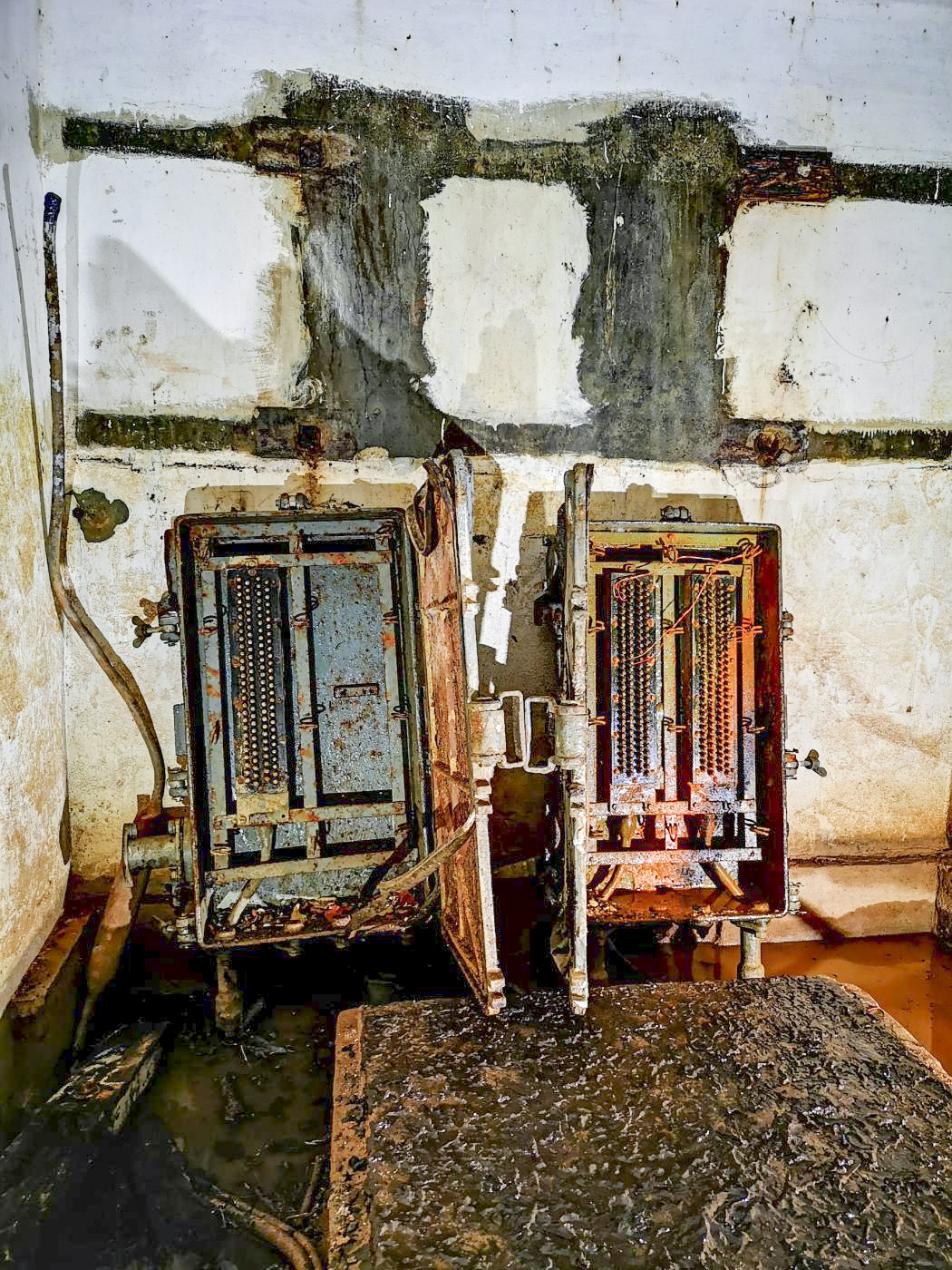 Ligne Maginot - B3 - (Chambre de coupure) - Les deux boîtiers répartiteurs TM-32, modernisés après-guerre, ouverts. - DK_Antoine4