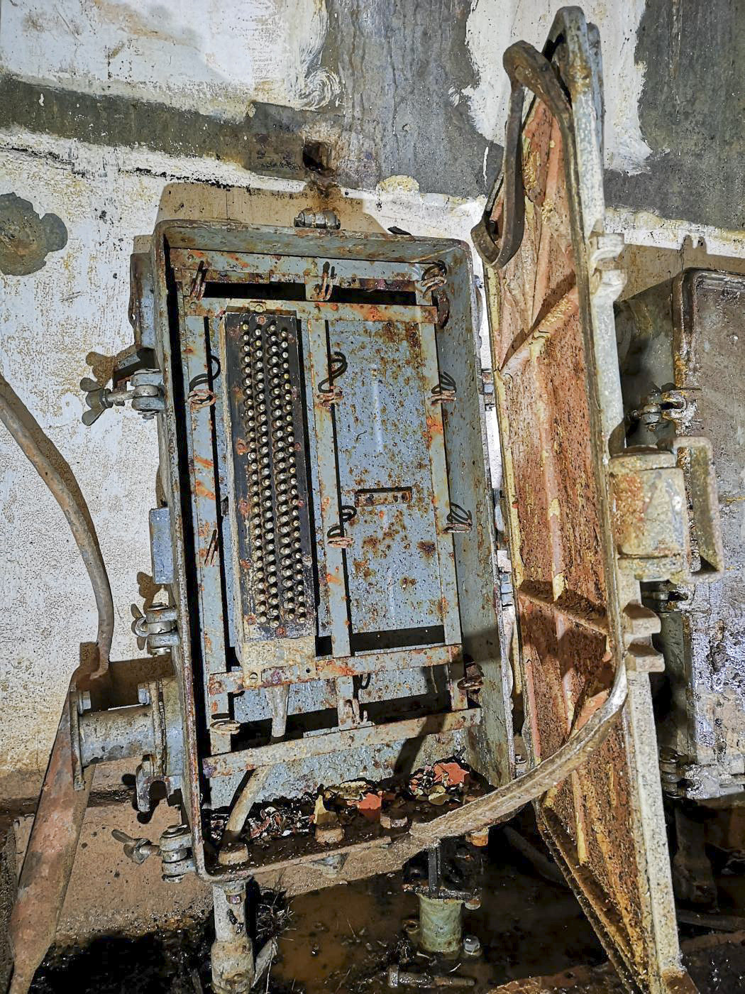 Ligne Maginot - B3 - (Chambre de coupure) - L'un des deux boîtiers répartiteurs TM-32 (modernisé) ouvert. - DK_Antoine4