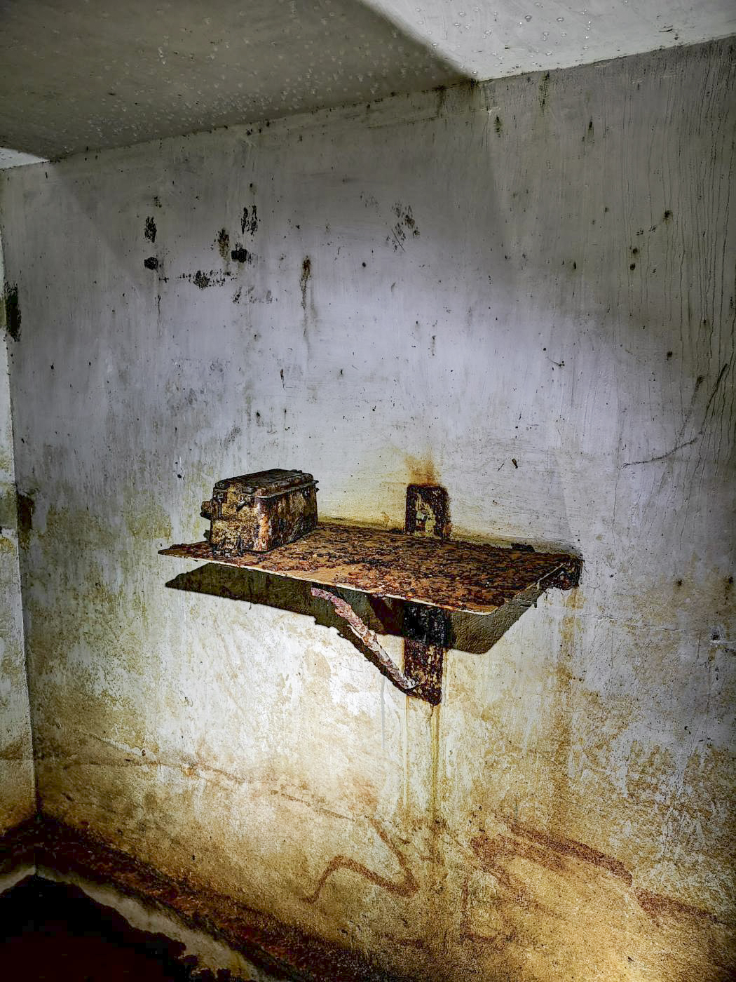 Ligne Maginot - B3 - (Chambre de coupure) - Une étagère dans la chambre de coupure. - DK_Antoine4