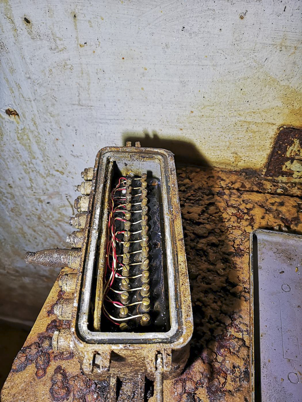 Ligne Maginot - B3 - (Chambre de coupure) - Un boîtier répartiteur moderne (années 1950) et non installé, dont la présence ici pose question. - DK_Antoine4