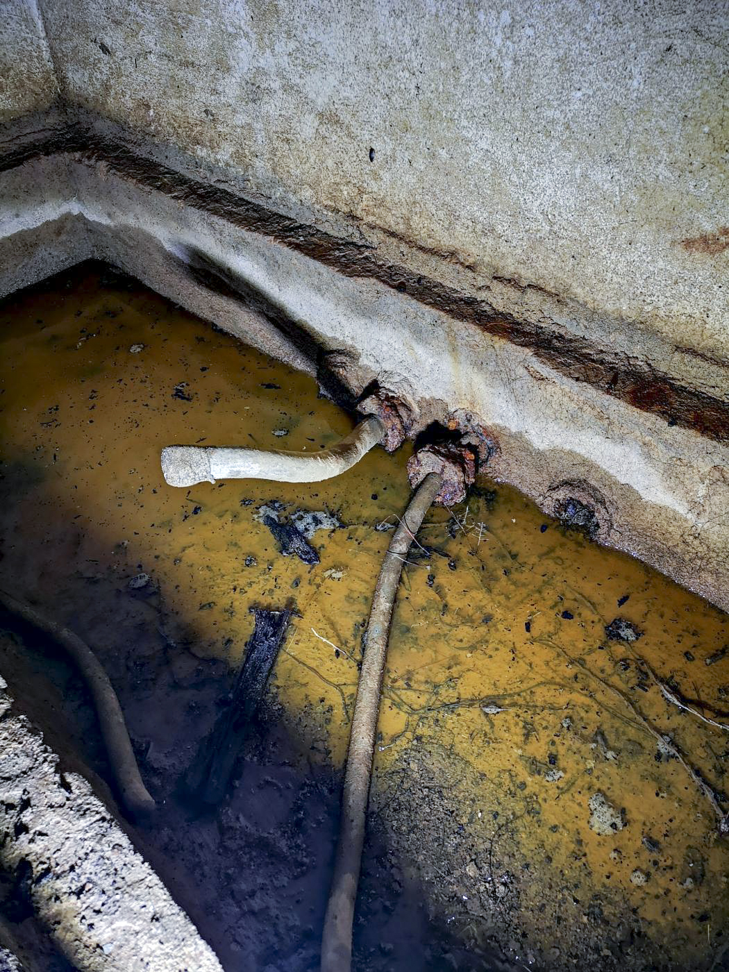 Ligne Maginot - B3 - (Chambre de coupure) - Arrivée (ou départ) des câbles téléphoniques sur le côté droit de la chambre.
2 câbles en sortent. - DK_Antoine4