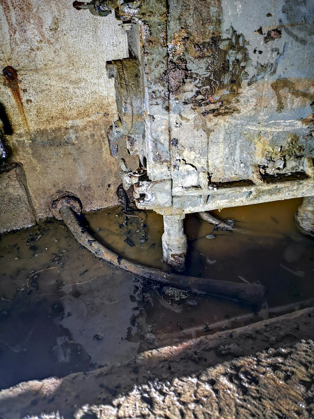 Ligne Maginot - B3 - (Chambre de coupure) - Arrivée (ou départ) des câbles téléphoniques au centre de la chambre de coupure (sous les répartiteurs)
2 câbles en sortent. - DK_Antoine4