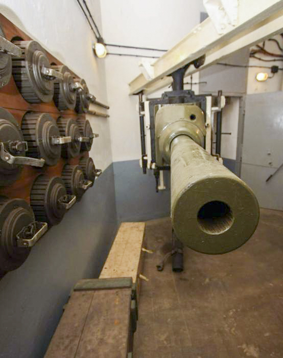 Ligne Maginot - SCHOENENBOURG - (Ouvrage d'artillerie) - Entrée munitions
Canon de 47 mm Antichar sur bi-rail - GRAMI