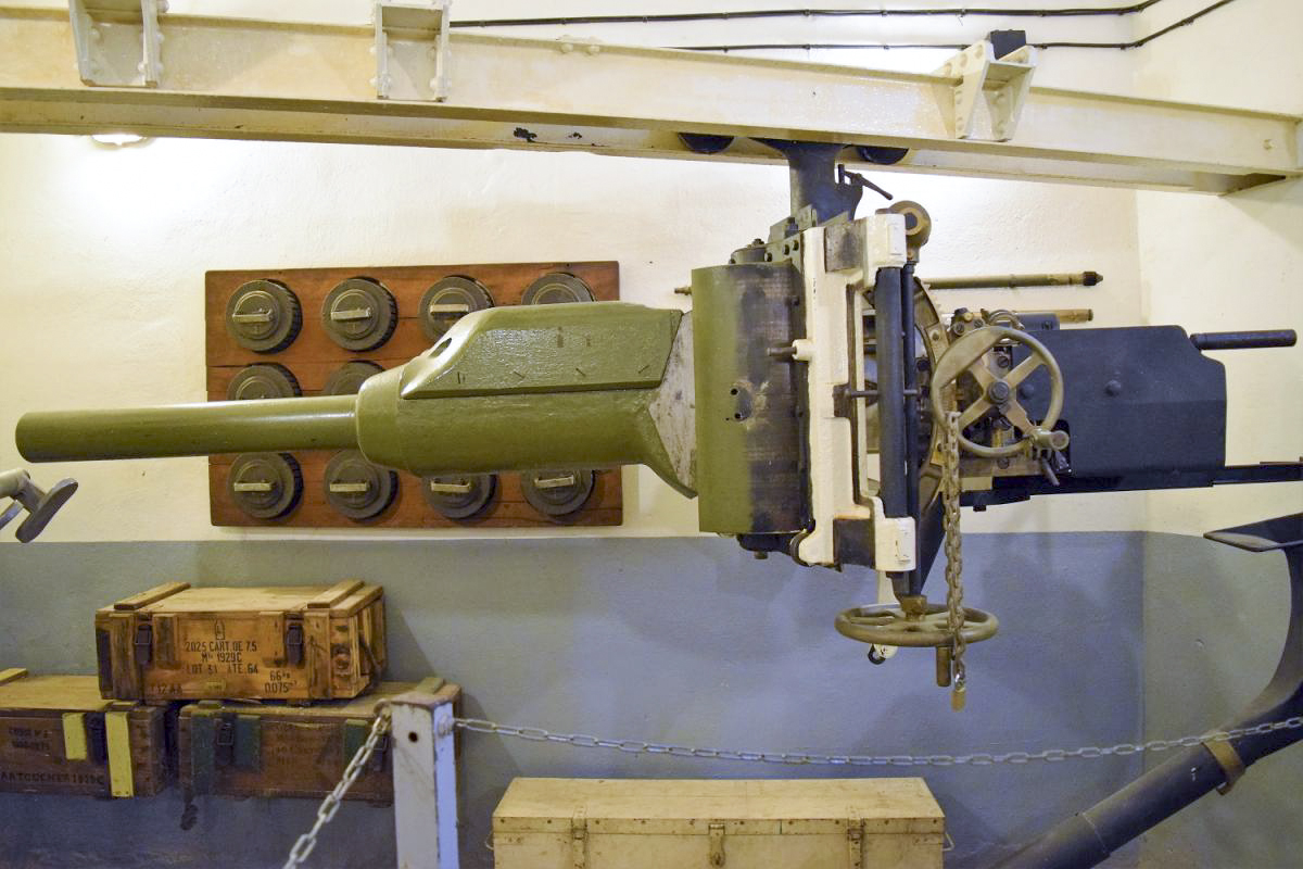 Ligne Maginot - SCHOENENBOURG - (Ouvrage d'artillerie) - Entrée munitions
Canon AC 47mm - Yves NOEL