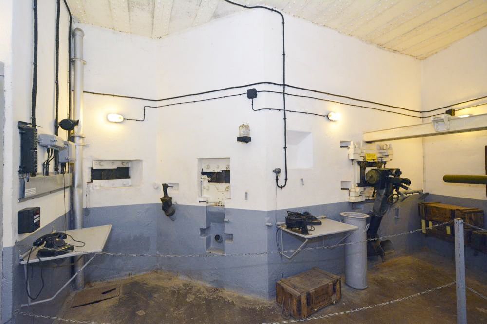 Ligne Maginot - SCHOENENBOURG - (Ouvrage d'artillerie) - Entrée munitions 
Chambre de tir. Jumelage de mitrailleuses Reibel MAC et créneaux pour FM - Pascal LAMBERT