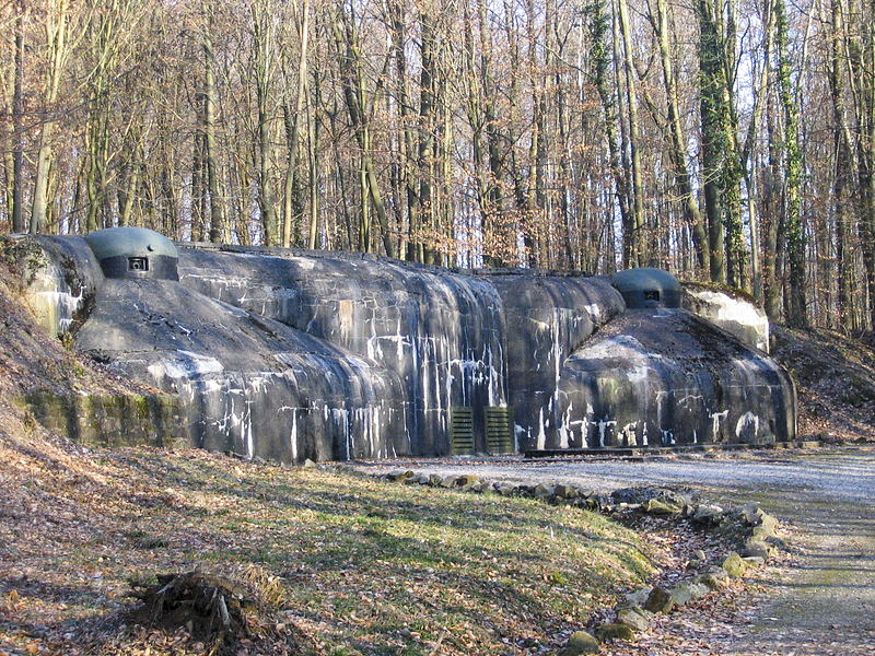 Ligne Maginot - SCHOENENBOURG - (Ouvrage d'artillerie) - Entrée des hommes
L'entrée détruite par les allemands a été refaite intégralement dans les années 50 - Denis HELFER