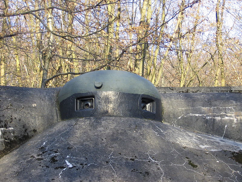 Ligne Maginot - SCHOENENBOURG - (Ouvrage d'artillerie) - Entrée des hommes
Détail des cloches. Vue de détail montrant l'encastrement des cloches dans le béton lors de la réfection de l'entrée. Cette disposition les rend moins vulnérables - Denis HELFER