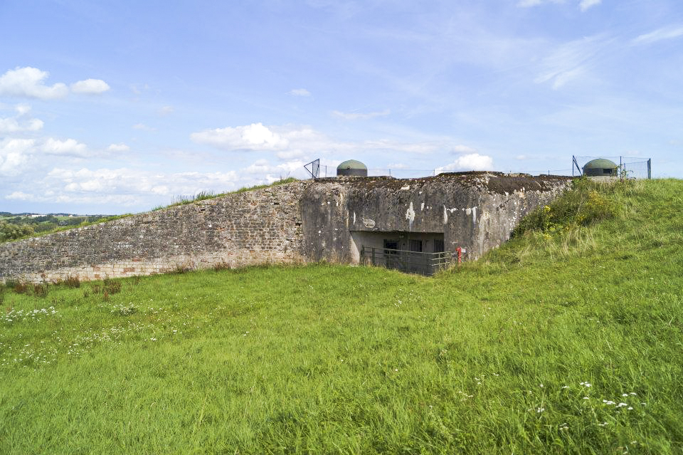 Ligne Maginot - SCHOENENBOURG - (Ouvrage d'artillerie) - Bloc 1
Casemate d'infanterie (jumelages de mitrailleuses Reibel, canon Antichar de 47mm, créneau FM et cloche GFM) - BOUCHOUCHA Eric