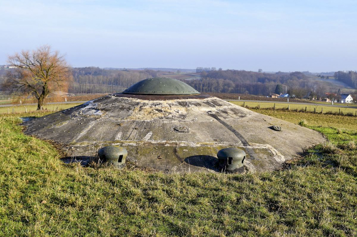 Ligne Maginot - SCHOENENBOURG - (Ouvrage d'artillerie) - Bloc 2
Tourelle de mitrailleuses éclipsée - Yves NOEL