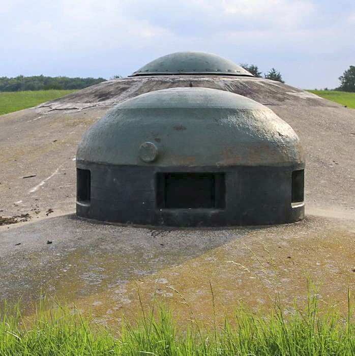Ligne Maginot - SCHOENENBOURG - (Ouvrage d'artillerie) - Bloc 2
Tourelle de mitrailleuses et cloche GFM type A à l'avant plan - GRAMI