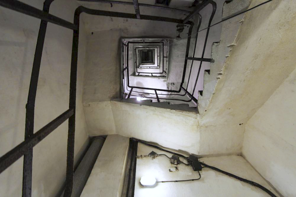 Ligne Maginot - SCHOENENBOURG - (Ouvrage d'artillerie) - Bloc 6
Puits d’accès au bloc avec la cage d'escaliers - GRAMI