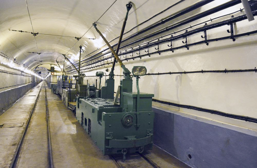 Ligne Maginot - SCHOENENBOURG - (Ouvrage d'artillerie) - Gare arrière de l'ouvrage. 
Locotracteur électrique VETRA et rame de train voie de 60 - Pascal LAMBERT