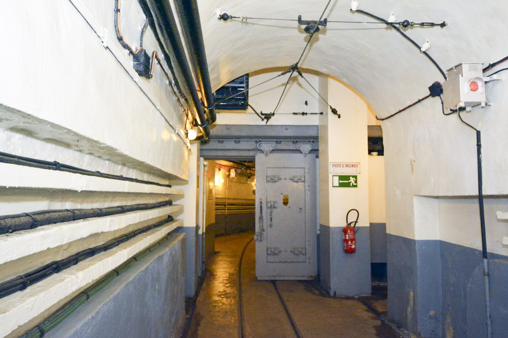 Ligne Maginot - SCHOENENBOURG - (Ouvrage d'artillerie) - Bas de l'entrée munitions
Porte blindée vue coté ouvrage - Pascal LAMBERT