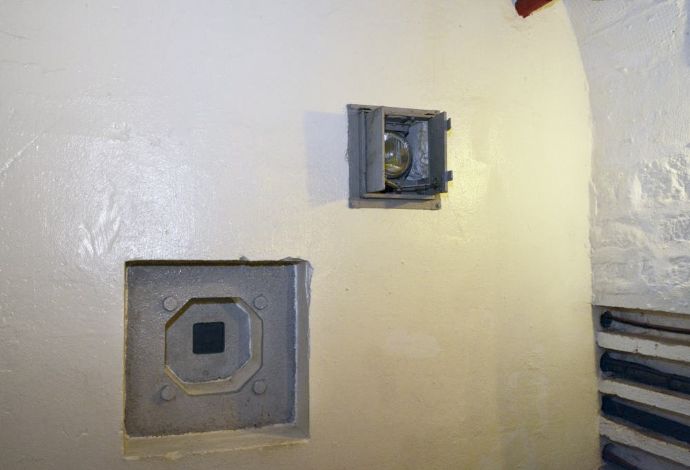Ligne Maginot - Ouvrage d'artillerie de SCHOENENBOURG - Bas de l'entrée munitions
Blockhaus de défense intérieure - Créneau FM et projecteur