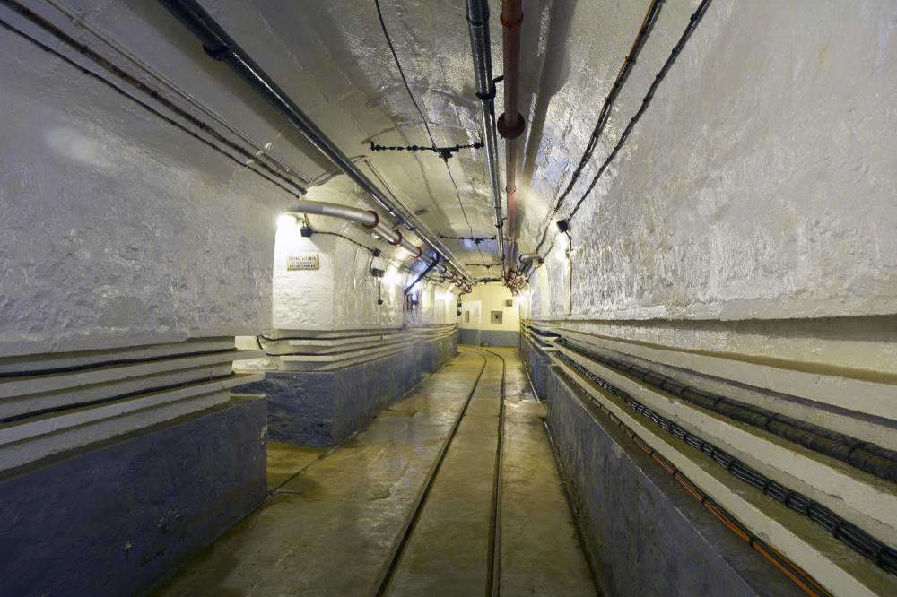 Ligne Maginot - SCHOENENBOURG - (Ouvrage d'artillerie) - Galerie en bas de l'entrée munitions. Les magasins à artifices sont de part et d'autre de la galerie - Pascal LAMBERT